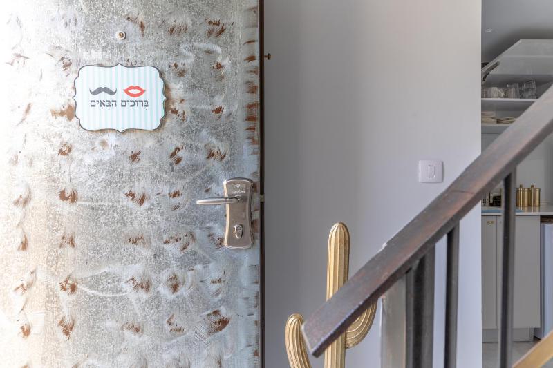 Dreamy Loft Apt. 2Min Walk To The Beach+Netflix — отель в Тель-Авиве, Израиль