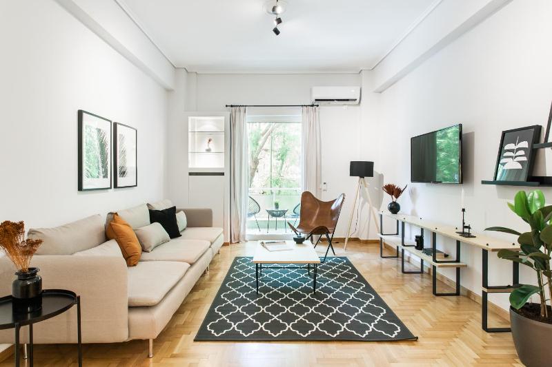 Bright 2BD Apartment in Psychiko by UPSTREET — комфортный отель в Афины