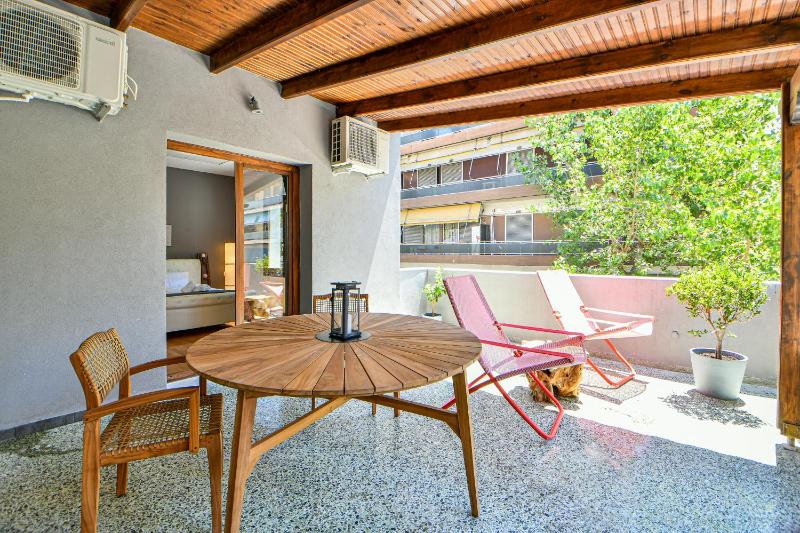 Flowers of Athens, Boutique Aparthotel with 6-Apartments in Central Athens — забронировать отель в Афины