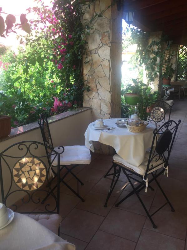 La Ginestra Chia - Affascinante B&B con giardino a Domus