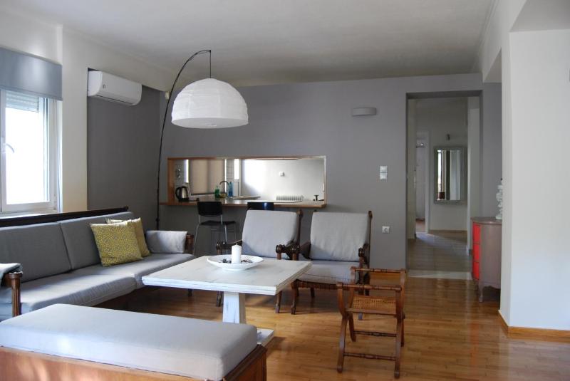 Affordable luxury garden apartment — отель с удобствами в Афины
