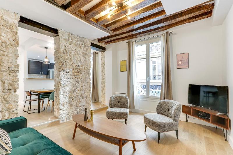 Цены на Pick A Flat's Apartment in Le Marais - Rue Saint Apoline в Париже