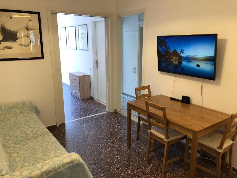 Metaxourgio spacious two bedroom apartment — забронировать отель в Афины