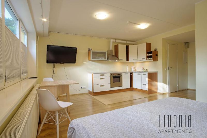 Sunny Studio with Parking, Self-Check-In & Wi-Fi — отель с удобствами в таллине
