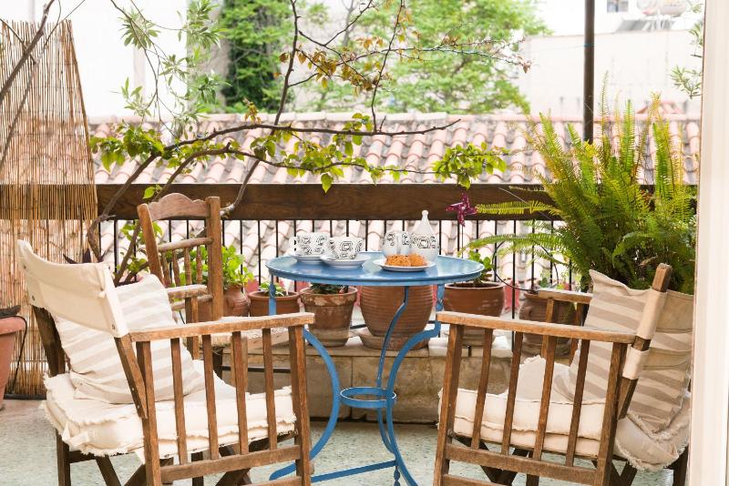 Stylish flat with veranda in the heart of Athens — отель с удобствами в Афины
