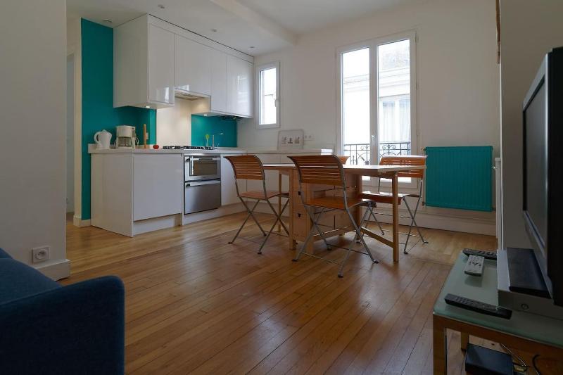 Quiet apartment near Montmartre — забронировать отель в Париже