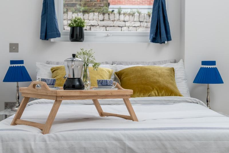 Modern and light 2 bed flat in SW2 — комфортный отель в Лондоне