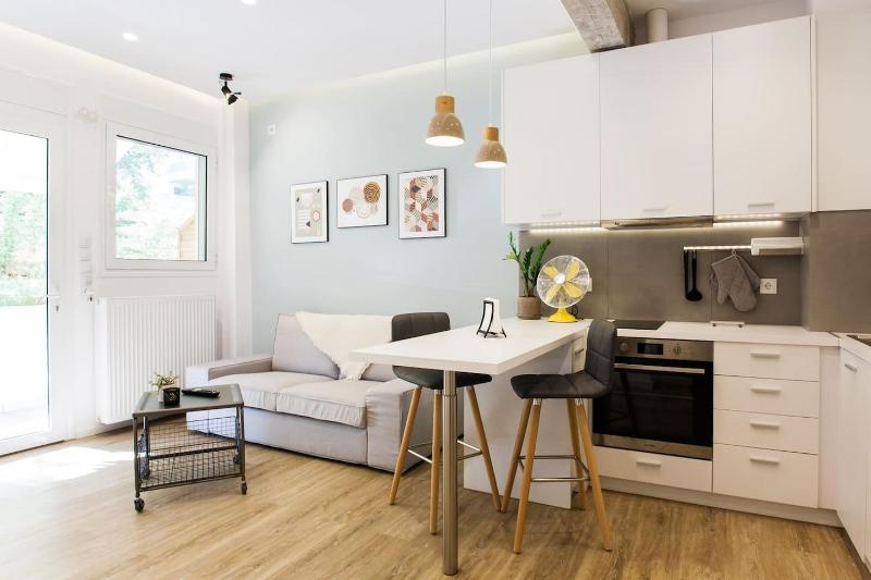 Disinffected Kifissia Central near Metro Apartment 1BR — забронировать отель в Афины