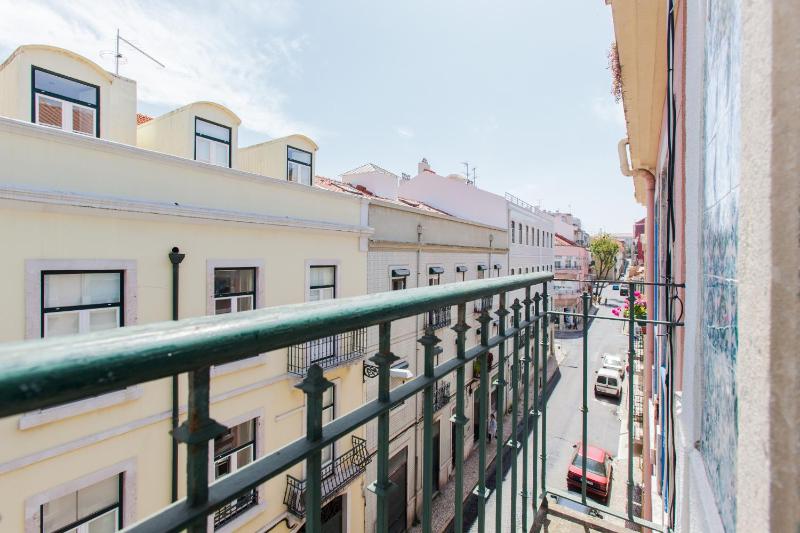 Typical Light Filled Graca Apartment, By TimeCooler — отель в Лиссабоне, Португалия