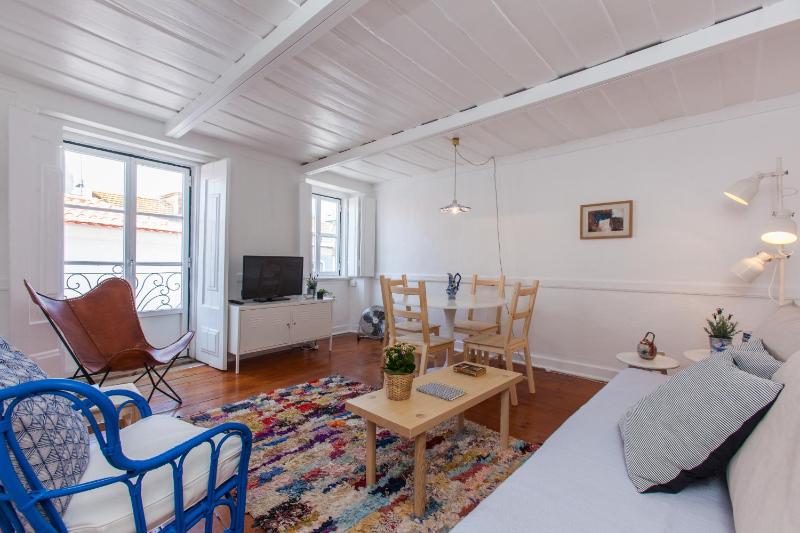 Alfama Sunny & Typical Apartment, By TimeCooler — отель с удобствами в Лиссабоне