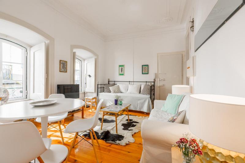 Spacious, Bright and Sunny Apartment, By TimeCooler — отель с удобствами в Лиссабоне