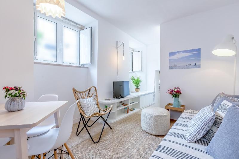 Renovated Typical Baixa Apartment, By TimeCooler — отель с удобным расположением в Лиссабоне