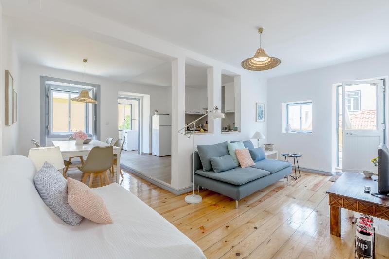Alfama, Bright and Spacious With Private Terrace, By TimeCooler — отель с удобным расположением в Лиссабоне