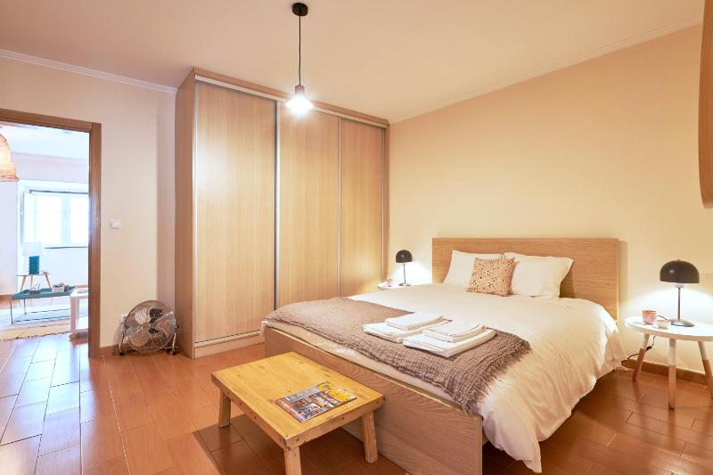 Spacious and Renovated Apartment With Amazing Patio, By TimeCooler — отель в Лиссабоне, Португалия