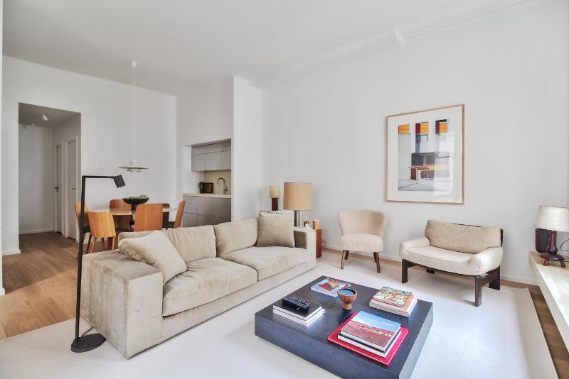 Цены на Modern Apt 3BDR/3BTH - Louvre Museum/Tuileries в Париже