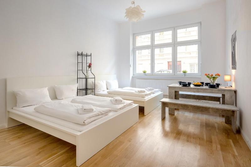 Newton-Appartement mit 3 Schlafzimmern — забронировать отель в Берлине