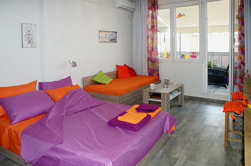 Sunny studio with Parthenon view balcony — комфортный отель в Афины