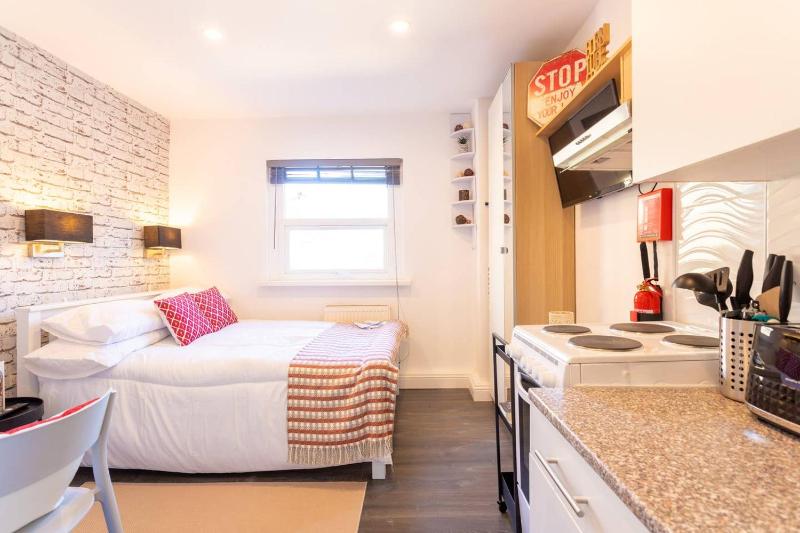 Super 1 Bed Flat in West Kilburn near Queen's Park — забронировать отель в Лондоне