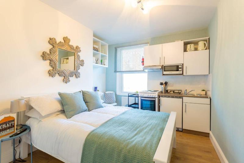 Chic Studio Flat in West Kilburn near Queen's Park — отель с удобным расположением в Лондоне