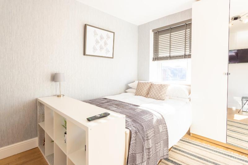 Modern and Chic Studio Flat for 2 people in West Kilburn by Queen's Park — забронировать отель в Лондоне