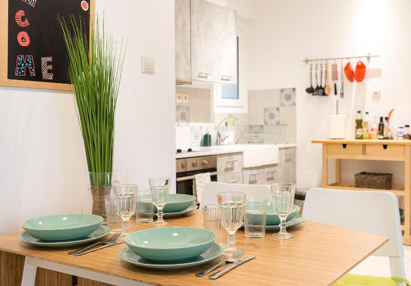 Цены на 1 KM from The Acropolis 1 Bedroom Apt Netflix And Washing Machine в Афины
