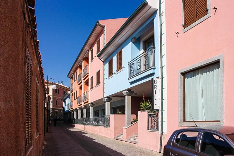 Carlo Felice a Santa Teresa - Spazioso Appartamento Centro