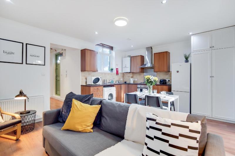 Цены на WelcomeStay Tooting Broadway 3 Bedroom Apartment в Лондоне