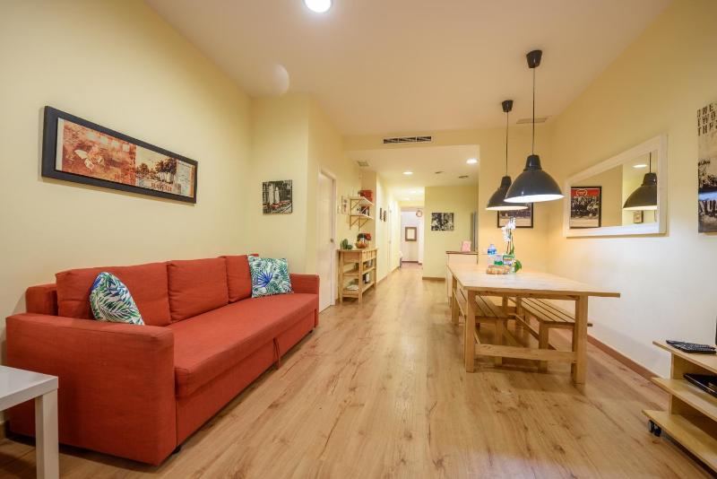 RamblasRentals Chic & Spacious Flat Pool Table 15M Ramblas - Parking - Wifi — отель с удобствами в Барселоне