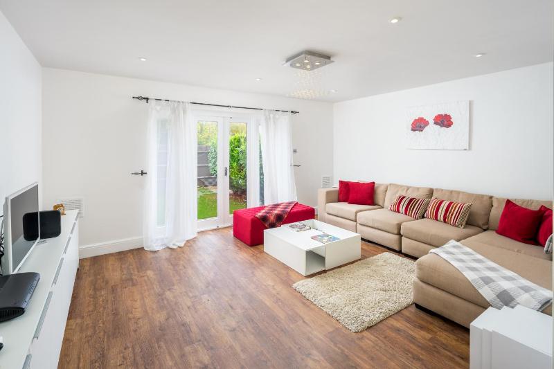 JOIVY Stunning 2-bed flat with garden patio in West London — отель с удобствами в Лондоне