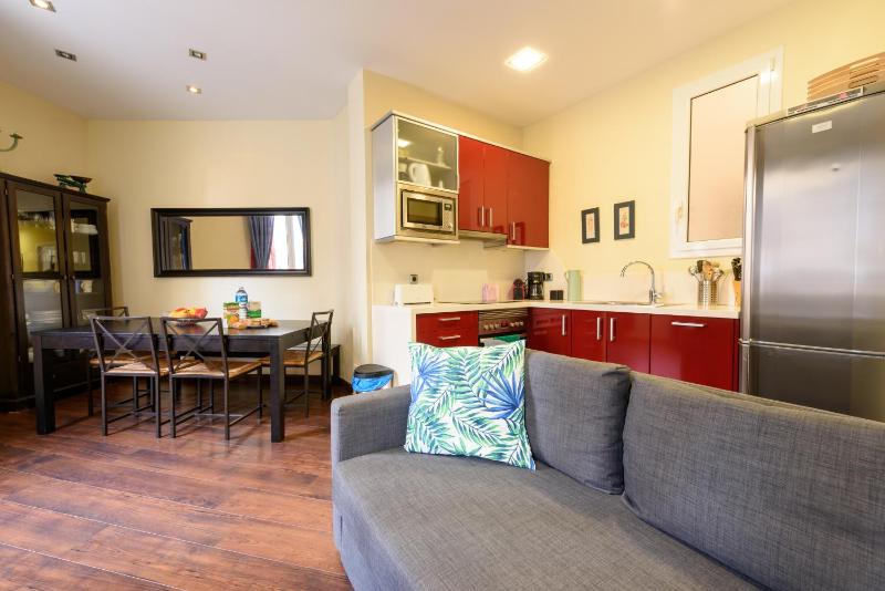 Цены на RamblasRentals Design Renovated Apartment AC Balcony10m Ramblas - Parking - Wifi в Барселоне