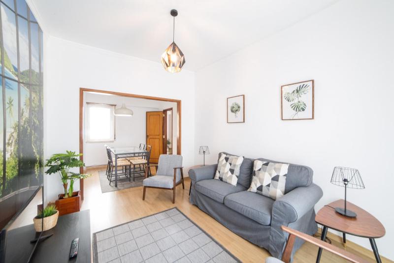 FLH Gulbenkian Flat with Balcony — отель с удобствами в Лиссабоне