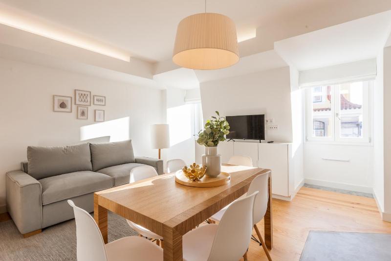 FLH Chiado Sunny Apartment — забронировать отель в Лиссабоне