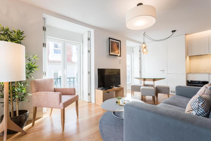 Цены на FLH Chiado Elegant Apartment в Лиссабоне