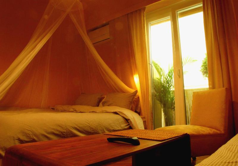 Homey and calm yet central (by the Hilton) — отель с удобным расположением в Афины