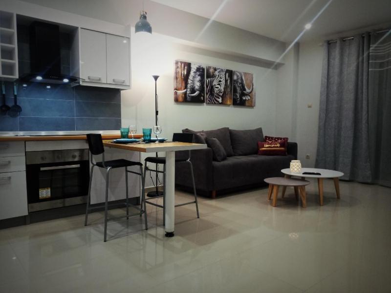 Цены на Suite Apartment Athens center, metro Metaxourgeio в Афины