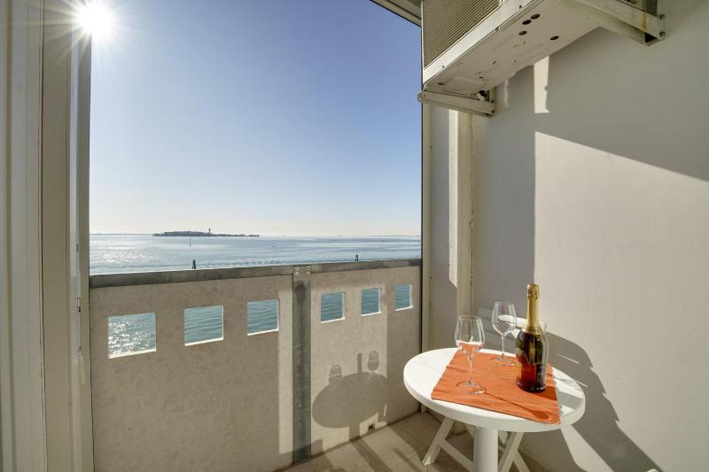 Wonderful view over venetian lagoon — отель с удобным расположением в Венеции