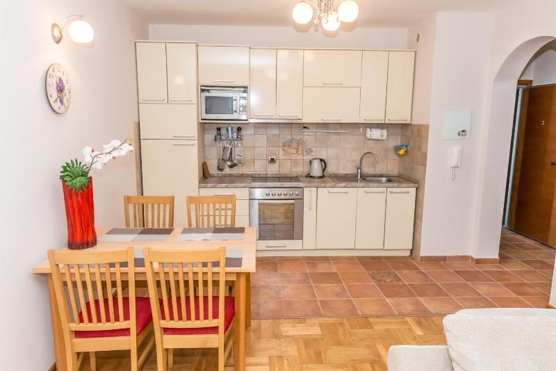 Apartment Qservice Petrovac — отель с удобным расположением в Будва