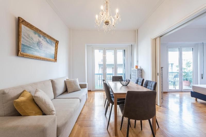 Victoria Plaza Palace Apartments — комфортный отель в Афины