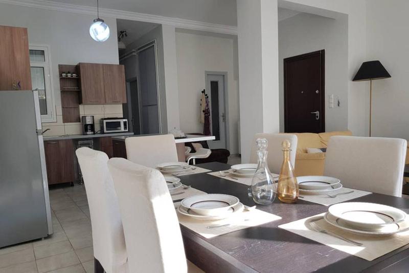 A Great Stay at a Comfortable Large Apartment — забронировать отель в Афины