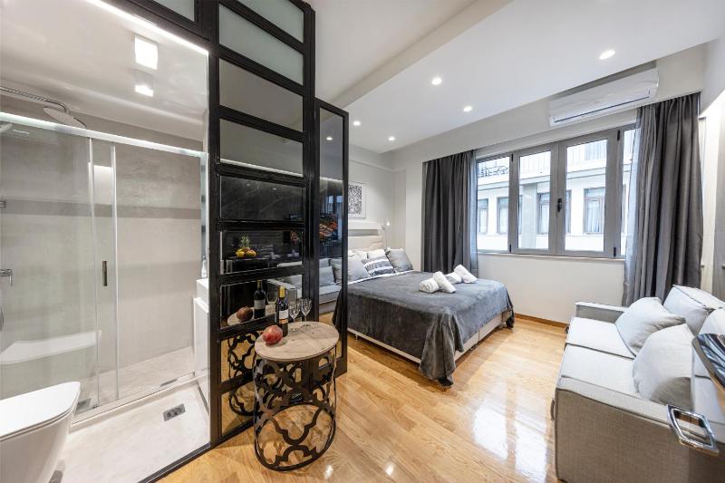 The Monastiraki Metro Lux Suite! — комфортный отель в Афины