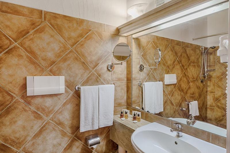 Colonna Hotel Country a Porto Cervo - Elegante resort con piscina