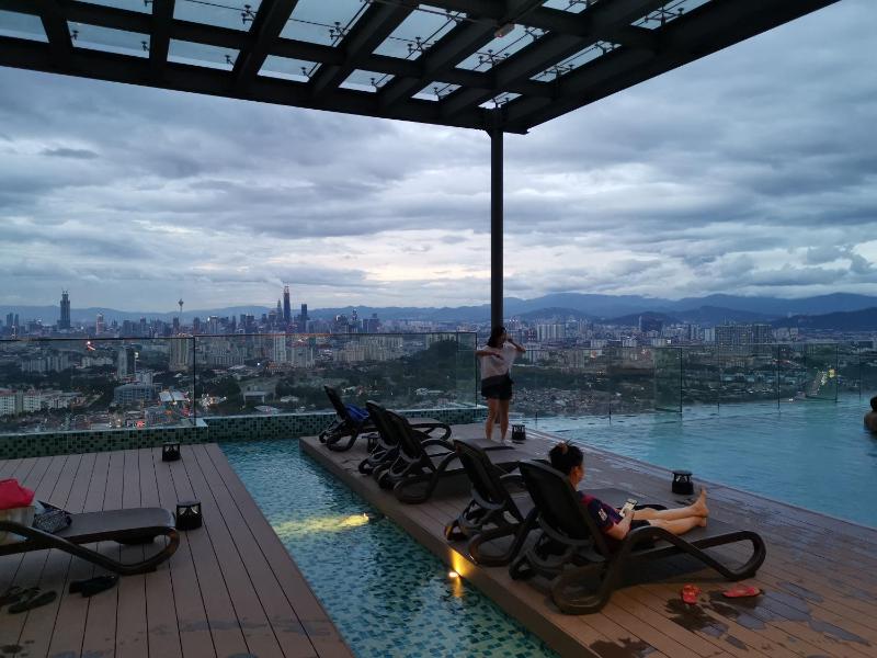 EkoCheras Balcony City View King Bed Rooftop Pool High Speed Fibre Internet MRT Connection — комфортный отель в Куала-Лумпуре