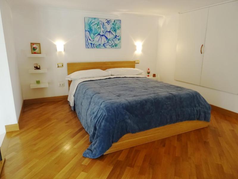 Mezzocannone Holiday House — забронировать отель в Неаполе