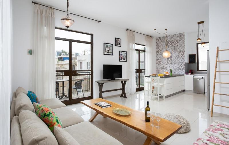 Modern 2BR with MAMAD by HolyGuest — отель в Тель-Авиве, Израиль