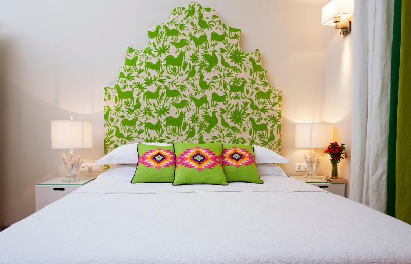 Acropolis TownHouseCo Suites — отзывы гостей и цены