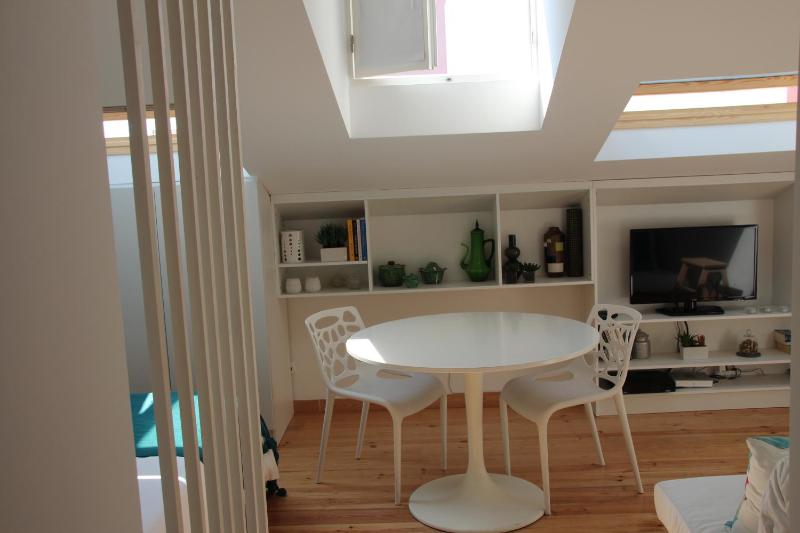 Largo Trigueiros Light-Filled Loft Apartment — комфортный отель в Лиссабоне