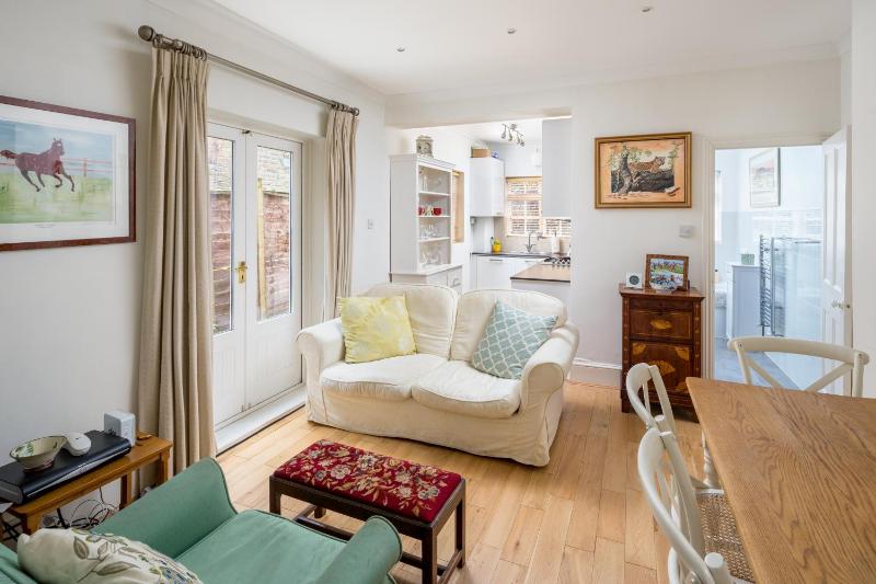 Цены на JOIVY Charming 2BR flat with patio in Hammersmith в Лондоне