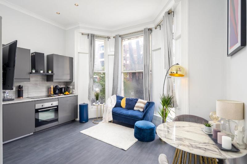Kensington Modern Apartment — отель с удобствами в Лондоне