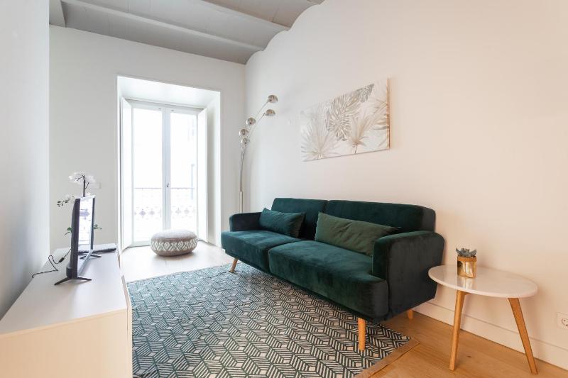 FLH Bairro Alto Lovely Flat — отель с удобствами в Лиссабоне