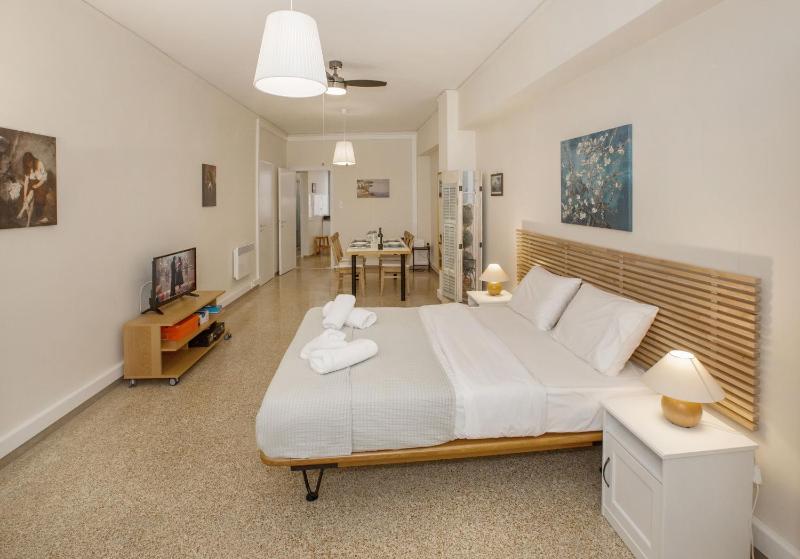 Central apartment on pedestrian street by GHH — забронировать отель в Афины